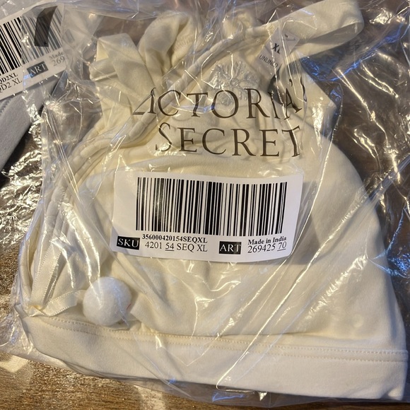 🔥VS Pink powder puff soft unlined bralette w pom poms & snowflakes sz XL NWT - Picture 7 of 8